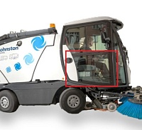 Стекло  дверное левое нижнее Johnston Sweepers C202/ Johnston Cx202/ Johnston Cn202